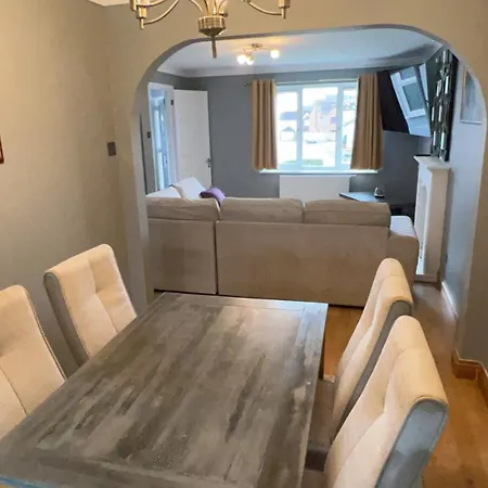 Cosy 4 Bedroom Holiday Let Stevenage 22Mins From London On The Train Exterior photo