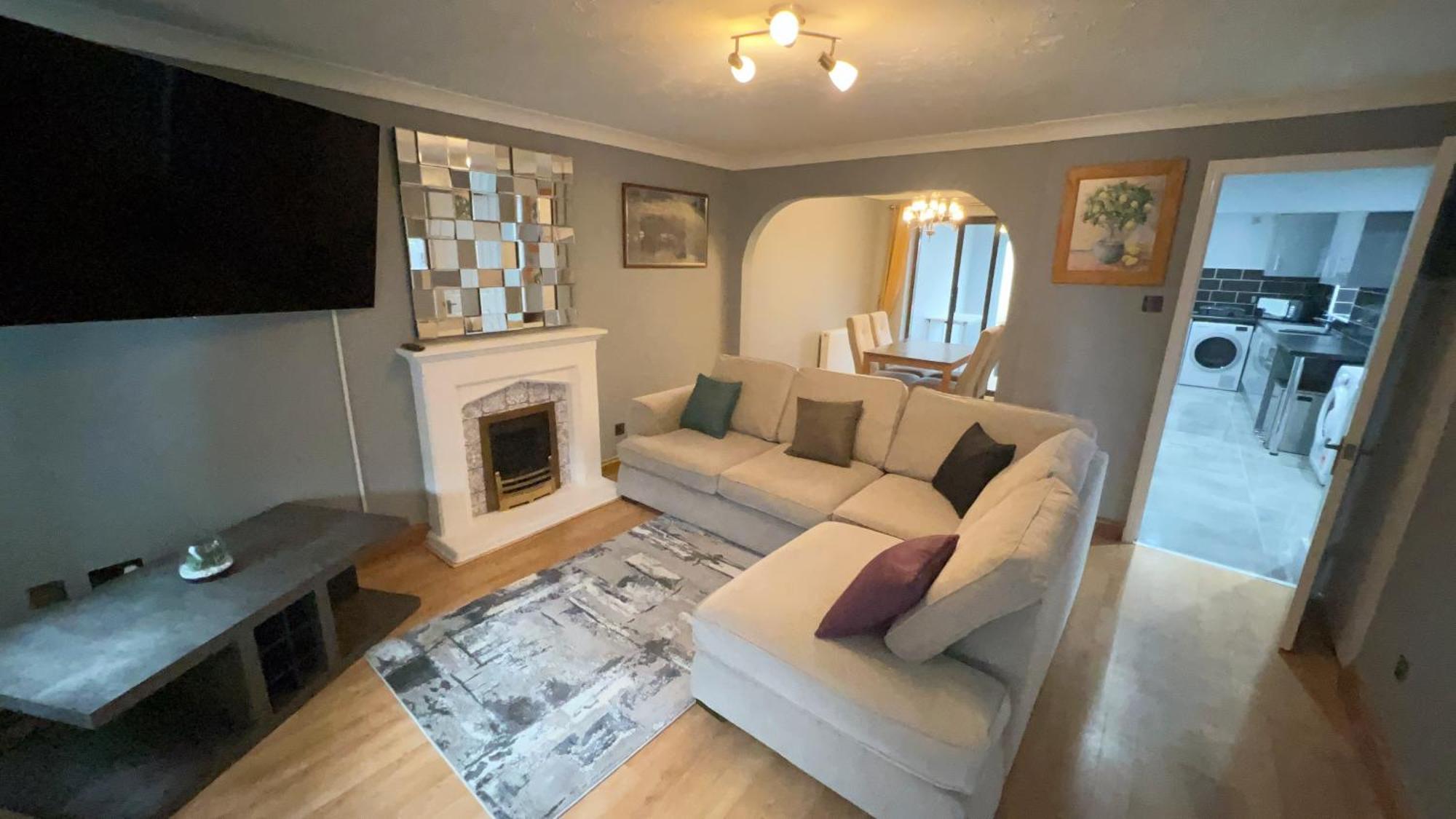 Cosy 4 Bedroom Let 22mins From London On The Train