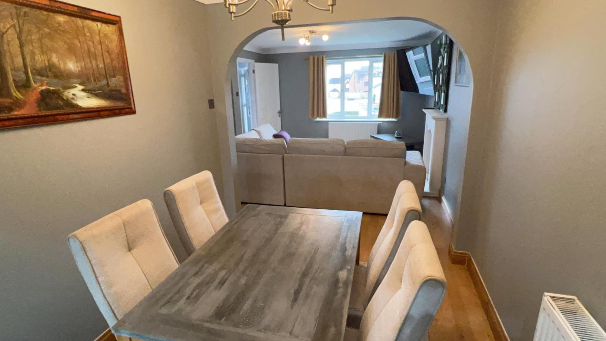 Сasa de vacaciones Cosy 4 Bedroom Let 22mins From London On The Train *